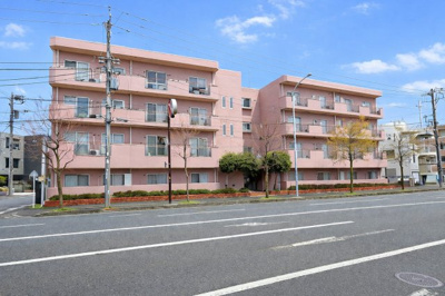 【外観】 | 陽輪台第2あざみ野マンション | ◆爽やかな青空の下に贅沢なほどに降り注ぐ陽光、豊かな居住性と、クオリティが見事に調和した住空間は、住まうことの喜びを感じさせてくれます。ゆとりある広い敷地で開放的なお住まいです。