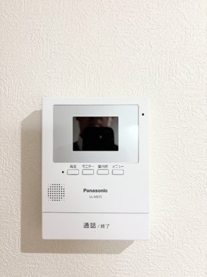 【防犯設備】 | 陽輪台第2あざみ野マンション | ◆玄関に行かなくても来訪者が確認でき、ハンズフリーで会話をすることが出来ます。モニターを確認する事によって防犯効果も高まります。