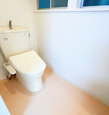 【トイレ】 | 灘区薬師通４丁目　中古戸建 | トイレには快適な温水洗浄便座付き