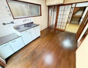【居間・リビング】 | 灘区薬師通４丁目　中古戸建 | ２沿線利用可能のため通勤通学に便利。南庭・北庭付きの日当たり・眺望良好な住まい