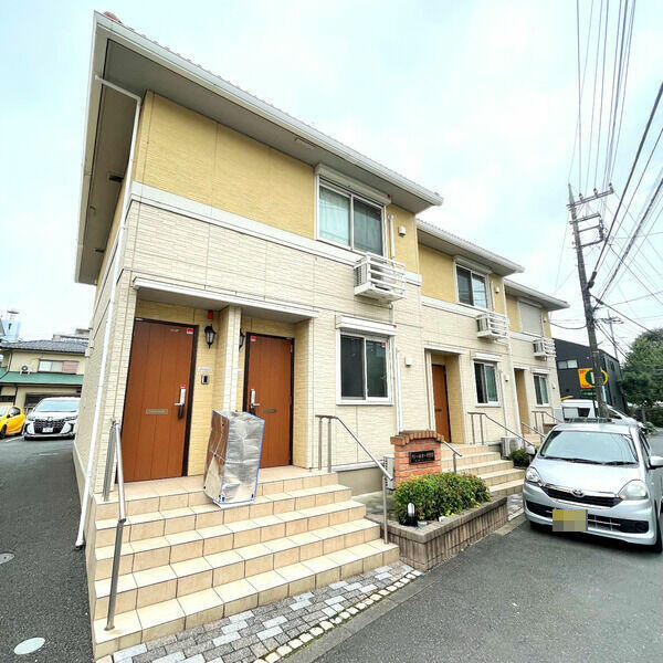 多摩市一ノ宮２丁目のアパートのエントランス