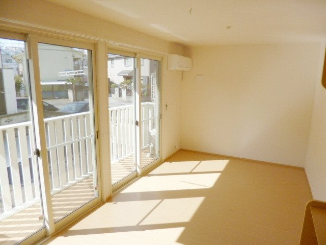 多摩市一ノ宮２丁目のアパートの居間・リビング