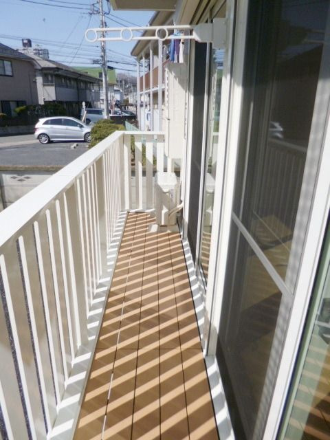 多摩市一ノ宮２丁目のアパートのバルコニー