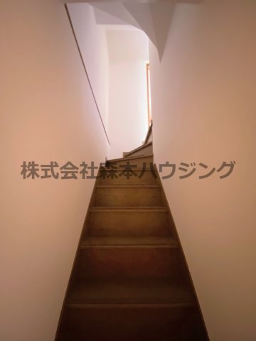 【内装】 | 　寝屋川市萱島信和町10戸建貸家 | 室内階段部分です