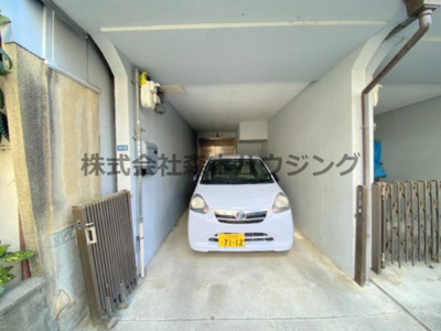 【駐車場】 | 　寝屋川市萱島信和町10戸建貸家 | 駐車場に車を止められます
※ダイハツミライース停めたイメージです