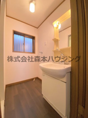 【洗面所】 | 　寝屋川市萱島信和町10戸建貸家 | ゆったりとスペースのある洗面所
