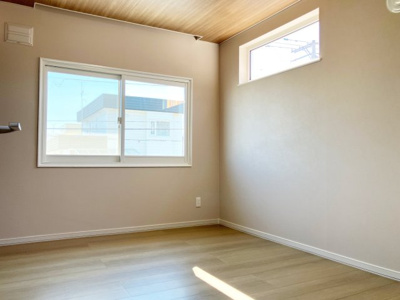 【洋室】 | 西区西野10-9 | 高所の横型窓は、目線を気にせず優秀な明かり取り♪