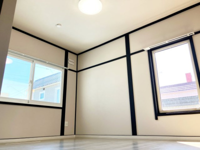 【洋室】 | 西区西野10-9 | 柱や長押の塗装を変えることで、モダンなアクセントに♪