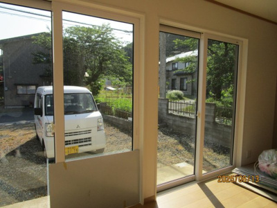 【居間・リビング】 | 湯舟沢中古住宅 | 大きなテラス窓