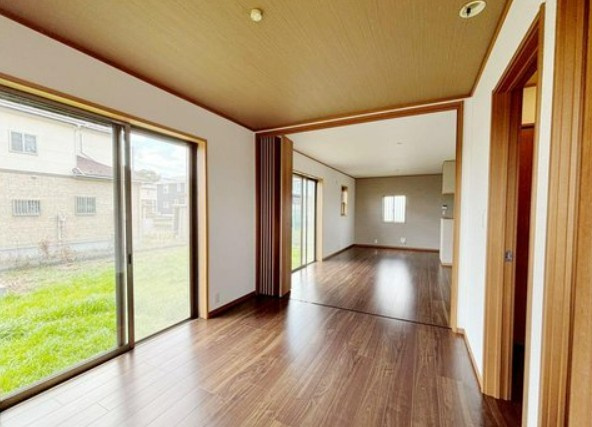 【中古】坂戸市横沼中古住宅の洋室|1F6帖洋室からリビングです☆