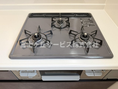 【その他】 | 藤枝市天王町1丁目 新築一戸建て A号棟 | 3口コンロがあります