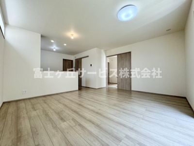 【居間・リビング】 | 藤枝市天王町1丁目 新築一戸建て A号棟 | リビングダイニングです