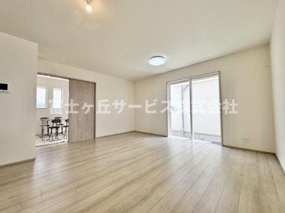 【居間・リビング】 | 藤枝市天王町1丁目 新築一戸建て A号棟 | リビングです