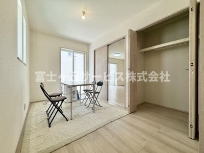 【洋室】 | 藤枝市天王町1丁目 新築一戸建て A号棟 | リビングの隣にある洋室です