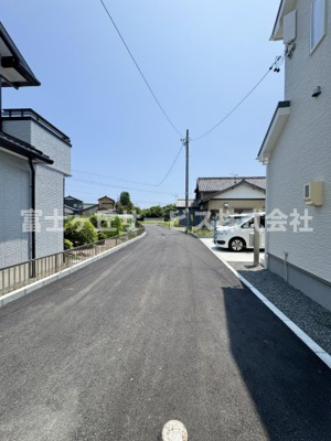 【前面道路含む現地写真】 | 藤枝市天王町1丁目 新築一戸建て A号棟 | 前面道路含む現地写真です