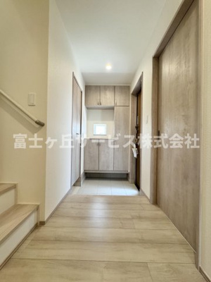 【玄関】 | 藤枝市天王町1丁目 新築一戸建て A号棟 | 収納もある玄関です