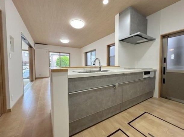【中古】坂戸市関間リフォーム中古住宅のキッチン|対面式のシステムキッチンでお料理をしながらリビングを見渡せます！