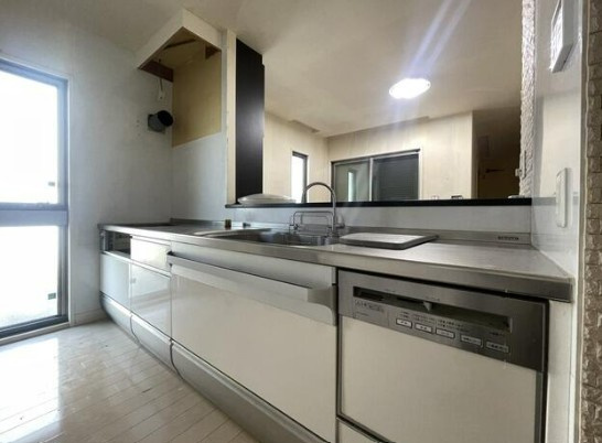 【中古】坂戸市にっさい花みず木リフォーム中古住宅のキッチン|対面式のシステムキッチンでお料理をしながらリビングを見渡せます