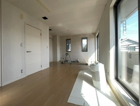 【中古】坂戸市にっさい花みず木リフォーム中古住宅の洋室|2F 12.2帖洋室です
ライフスタイルによって間取りを分けることが出来ます