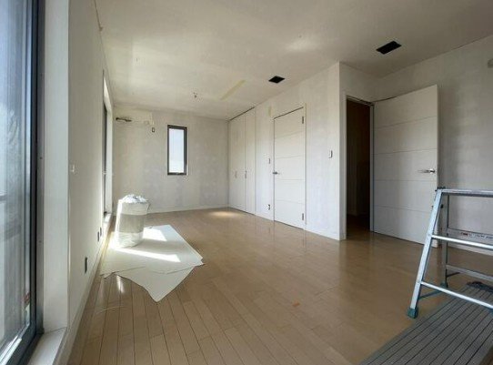 【中古】坂戸市にっさい花みず木リフォーム中古住宅の洋室|2F 12.2帖洋室です