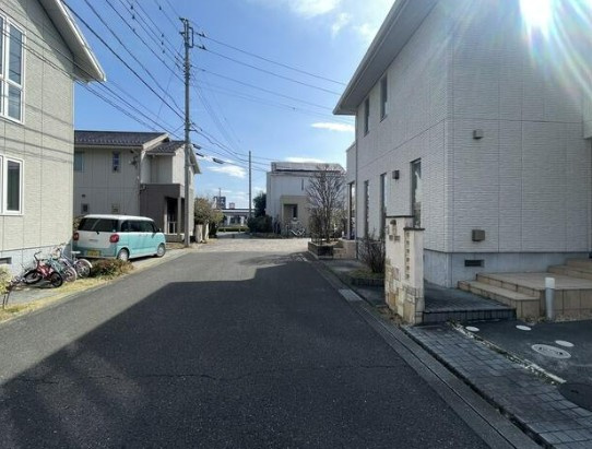 【中古】坂戸市にっさい花みず木リフォーム中古住宅の前面道路含む現地写真|前面道路含む現地写真です