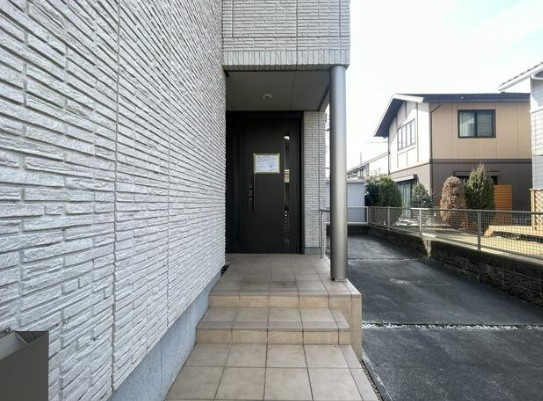 【中古】坂戸市にっさい花みず木リフォーム中古住宅の玄関|玄関アプローチ