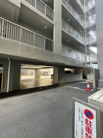 ウィズなんばの駐車場