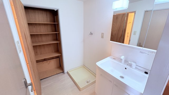 ★仲介手数料半額★マンション第二恵比寿苑（中庭があるレトロ系のヴィンテージマンション）の独立洗面台