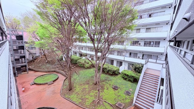 ★仲介手数料半額★マンション第二恵比寿苑（中庭があるレトロ系のヴィンテージマンション）の中庭