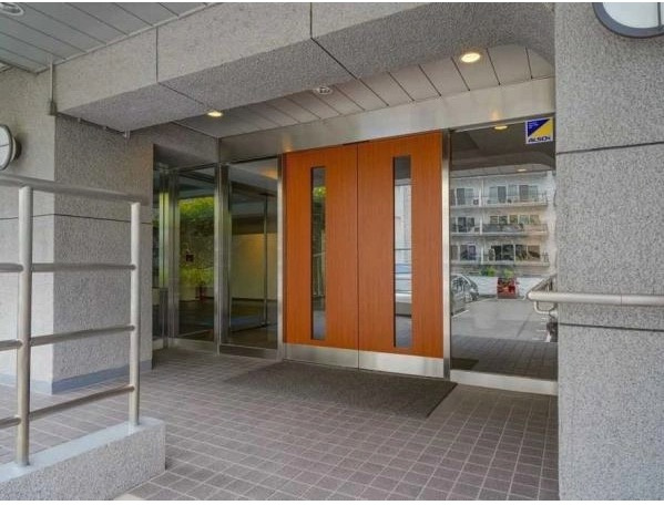 ★仲介手数料無料★南平台マンション（南西向き・陽当たり・眺望良好）のエントランス