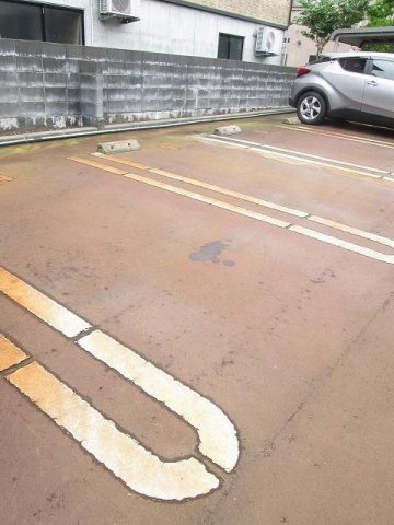 リバーサイド大島の駐車場