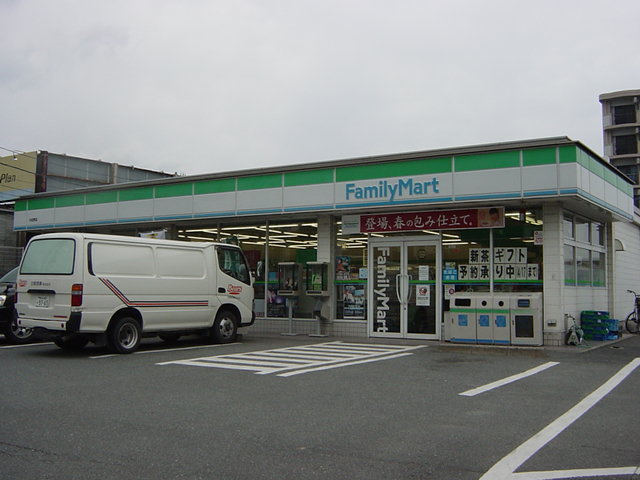 エクセレンスハイツの周辺|ファミリーマートまで820ｍ