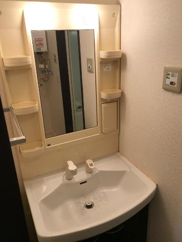 レフュージ川沿の洗面所|洗面