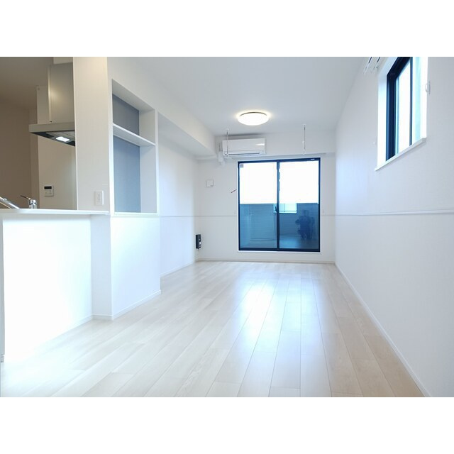 岐阜市芋島４丁目のアパートの居間・リビング