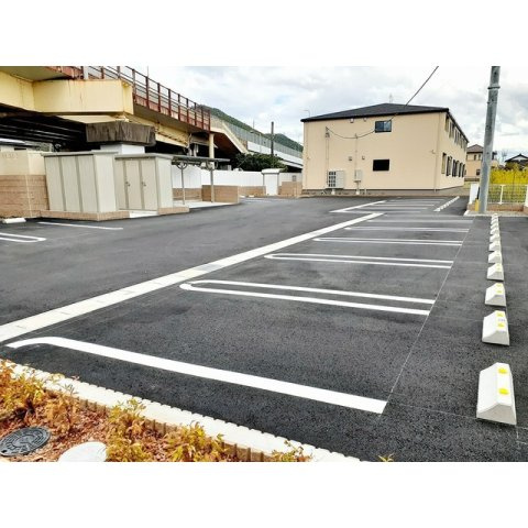 各務原市鵜沼各務原町４丁目のアパートの駐車場