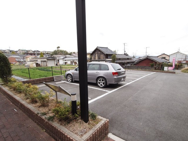 コンフォール平野の駐車場