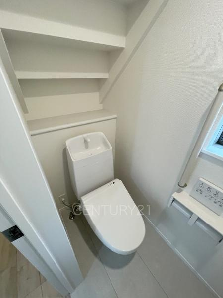 渋川市石原A号棟のトイレ|１階トレイです。
温水シャワー洗浄機能付きです。