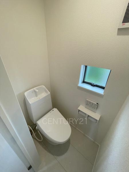 渋川市石原A号棟のトイレ|２階トイレです。
温水シャワー洗浄機能付きです。