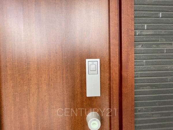 渋川市石原A号棟の玄関|スマートキー付き玄関ドア