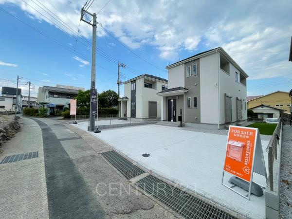 渋川市石原B号棟の前面道路含む現地写真|並列駐車可能な駐車場スペースです。