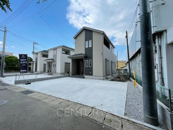 渋川市石原C号棟の前面道路含む現地写真|並列駐車可能な駐車場スペースです。