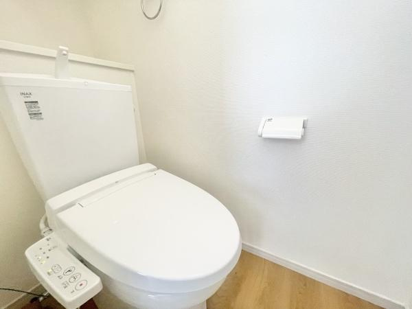 【トイレ】 | 節水型でエコなトイレには、今では当たり前のウォシュレット付き。便座を温める機能付き！