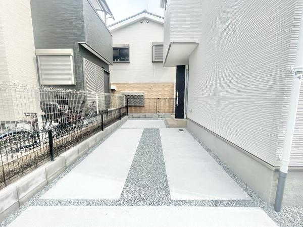 【駐車場】 | お車の出し入れが苦手なママや小さなお子様にも安心ですね。しっかり舗装もされているので、ベビーカーや自転車で通っても快適に通行できます。
