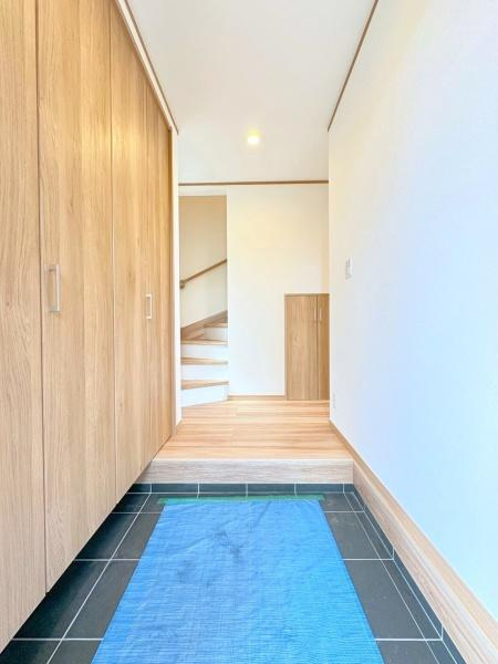 横浜市中区本郷町３丁目の新築一戸建の玄関