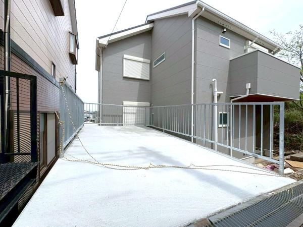 横浜市中区本郷町３丁目の新築一戸建の駐車場