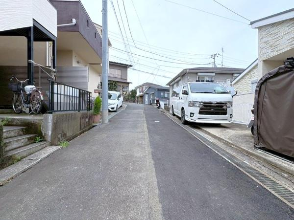 横浜市中区本郷町３丁目の新築一戸建の前面道路含む現地写真