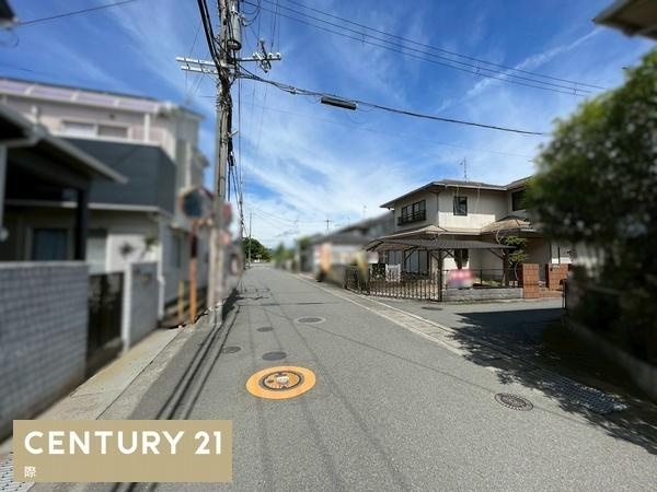 岩出市中島　中古戸建の前面道路含む現地写真
