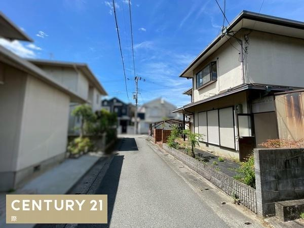 岩出市中島　中古戸建の前面道路含む現地写真
