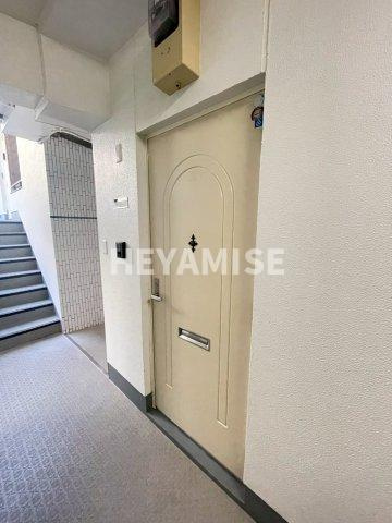 アサヒツインハイツの玄関