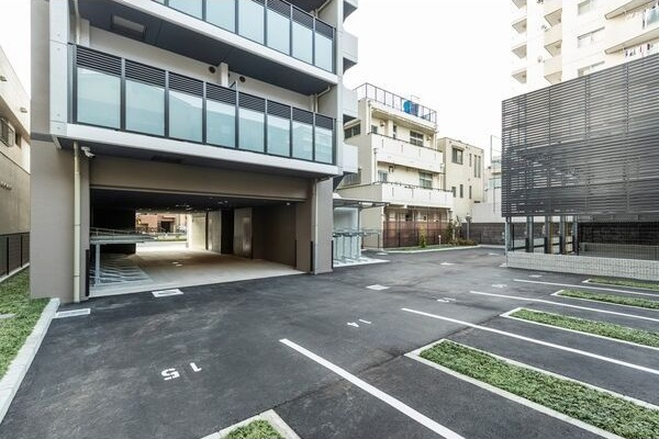 S-RESIDENCE浄心Eastの駐車場